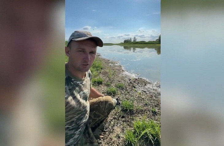 «Вместо рыбалки будет сенокос»: фермер показал пересохшее озеро и мертвую рыбу под Волгоградом