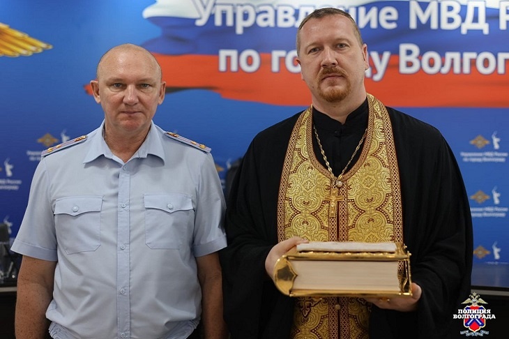 Полиция вернула в храм Волгограда украденные Евангелие и антиминс