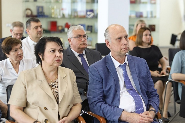 Премии имени Олега Иншакова и по 500 тыс. рублей вручили ученым Волгограда