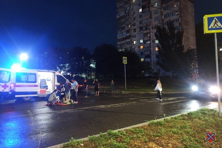 В Волгограде водитель сбил женщину на мокрой от ливня дороге