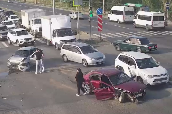 Жесткое ДТП в вечерний час пик на юге Волгограда засняли камеры