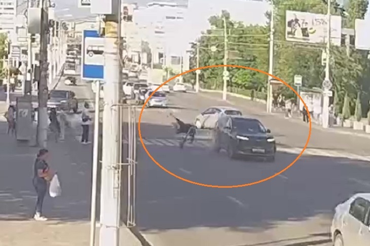 А пешеходы прошли мимо: в Волгограде самокатчик на скорости врезался в авто