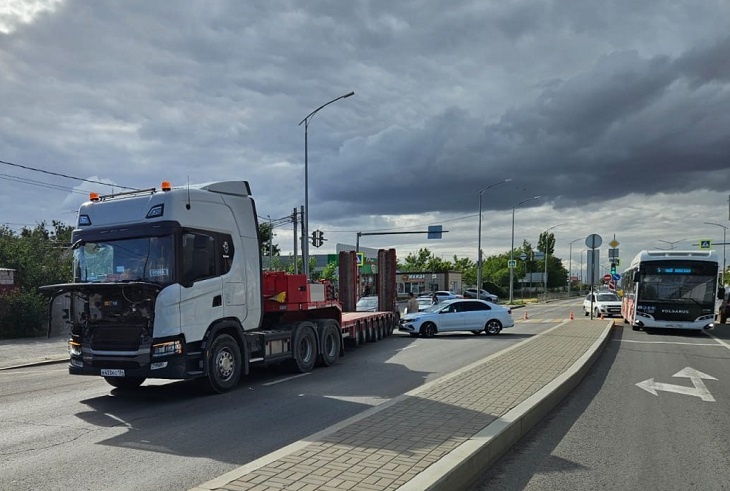 Неуправляемая фура наехала на водителя во время ремонта в Волгограде