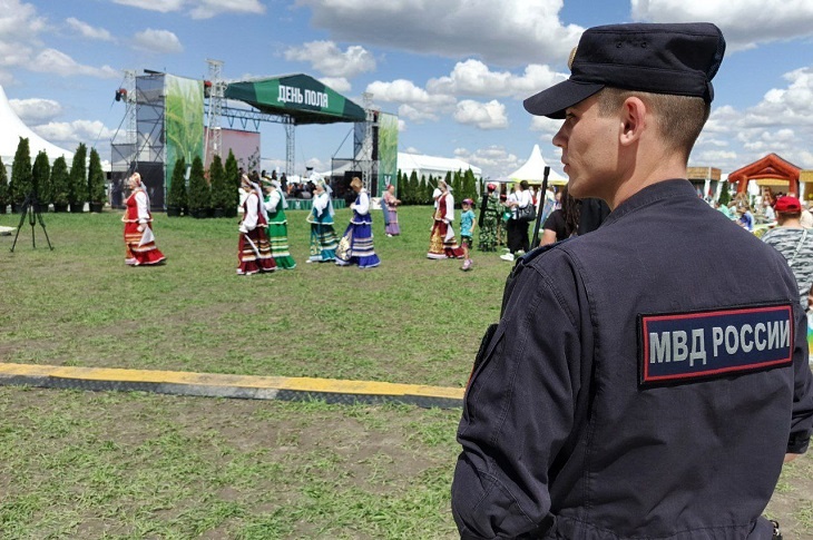 Под Волгоградом усилены наряды полиции на подъездах к выставке достижений АПК