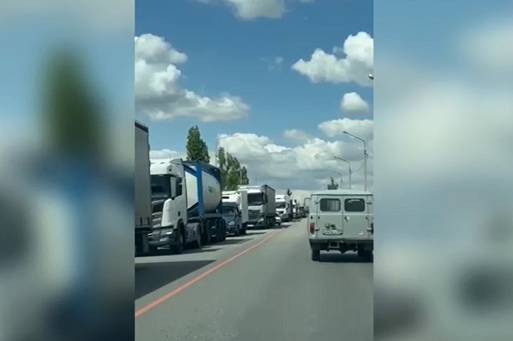 У Дубовки на трассе Р-228 образовался 6-километровый затор из-за ДТП
