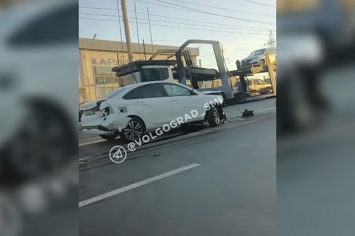В Волгограде засняли массовую аварию с участием автовоза и трёх легковушек