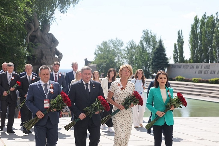 Оксана Лут, Юрий Горлов и Гоар Барсегян возложили цветы на Мамаевом кургане