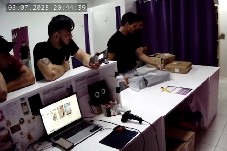 Компания мигрантов под камерой обчистила ПВЗ Wildberries в Волгограде