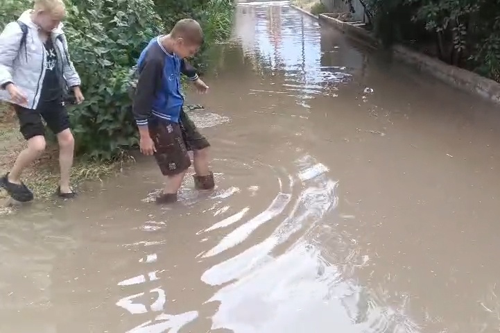 «Превратили дворы в болота»: в Краснослободске после ремонта ул. Ватутина дожди топят жилой массив