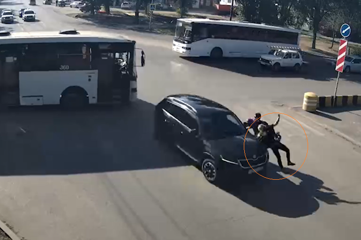 В Волжском после тарана с автобусом иномарку отнесло на пешехода: видео