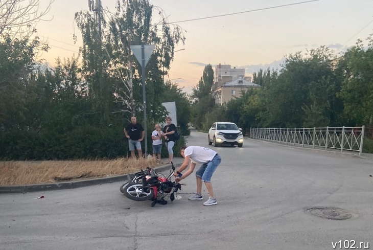 Волгоградцы после нового ДТП с мопедом просят власти разобраться наконец с опасной дорогой