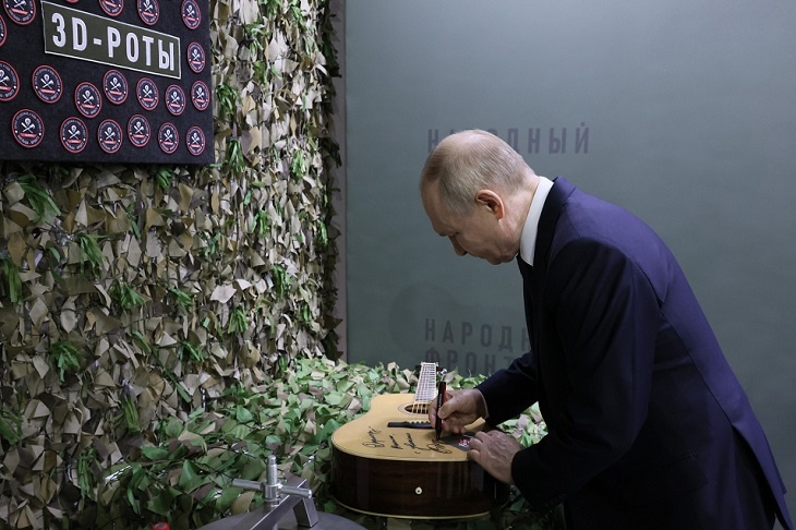 Путин подписал гитару для ушедшего на СВО учителя из Волгограда
