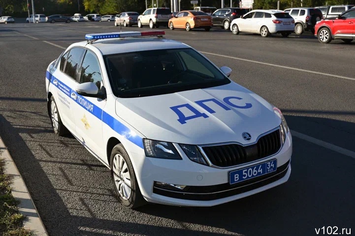 В Волгограде полиция разыскивает таксиста, сбившего после конфликта пассажира