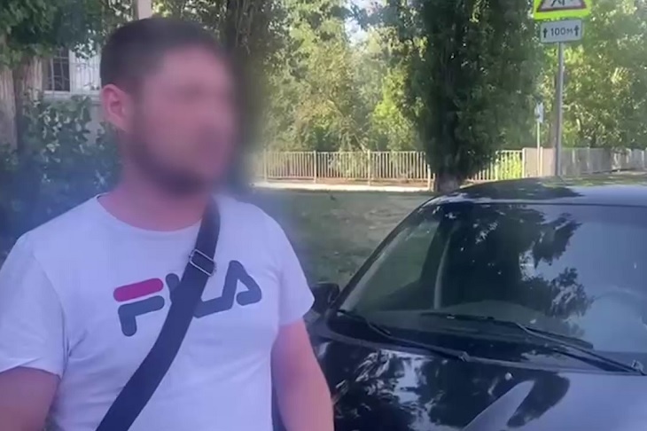 «Я испугался и нажал на газ»: в Волгограде задержали водителя такси, наехавшего на пассажира