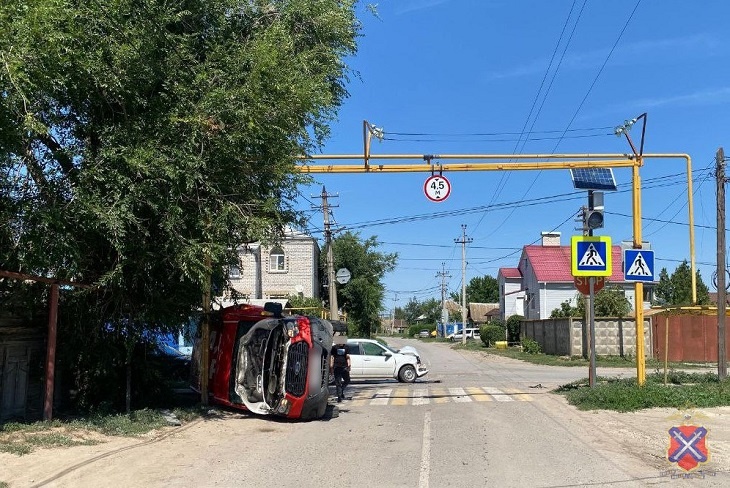 Фургон «Яндекс Маркета» не устоял в ДТП с «Ладой» под Волгоградом