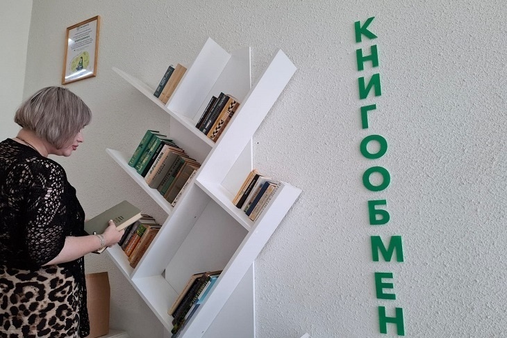 Волгоградцы пополняют пункт буккроссинга изданиями из семейного архива