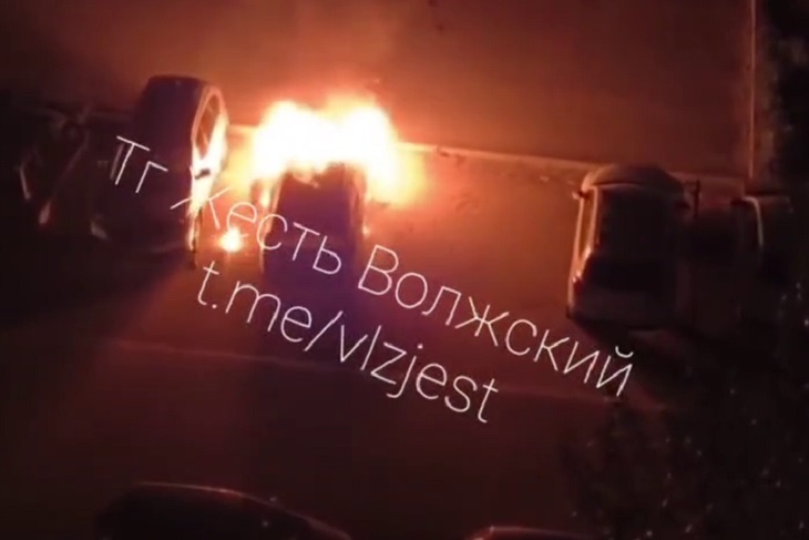 Ночной пожар под окнами дома перебудил жителей Волжского