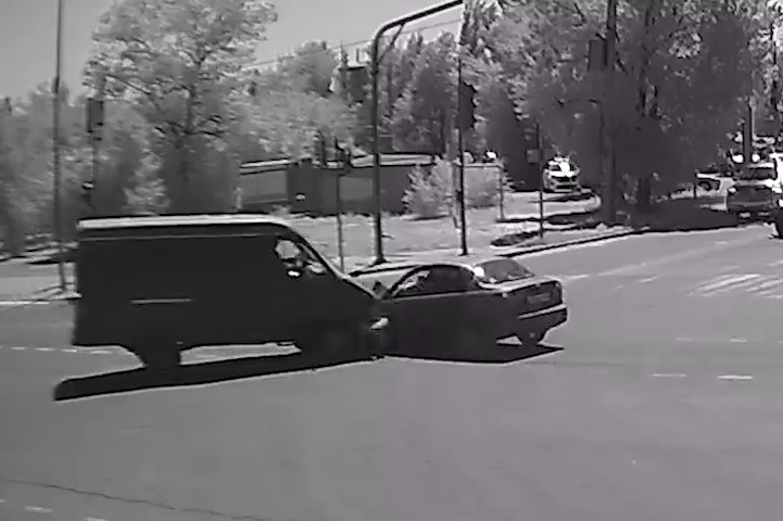 В Волгограде попало на видео столкновение «Газели» с иномаркой на шоссе Авиаторов