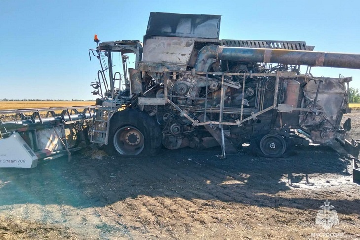 Два комбайна сгорели в разгар уборки в Волгоградской области