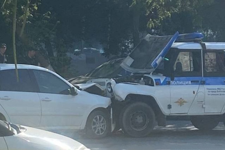 В Волгограде «Лада» протаранила патрульный автомобиль на ул. Штеменко