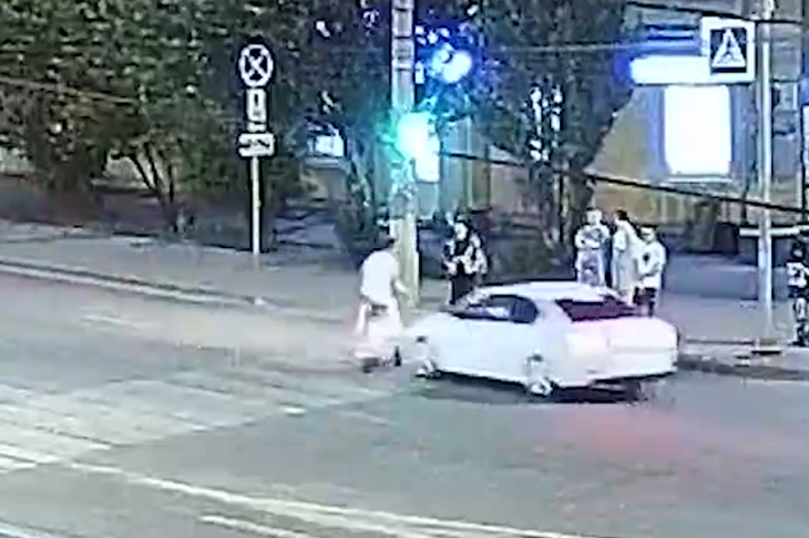 Наезд иномарки на самокатчика в Волгограде засняли камеры наблюдения
