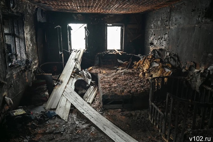 Огонь уничтожил дом трех семей в Октябрьском Волгоградской области