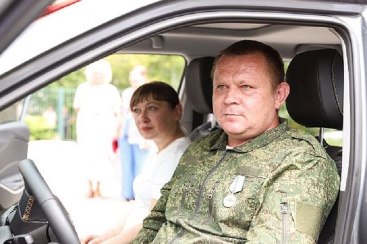 Участнику СВО в Волгограде передали «Москвич» с ручным управлением