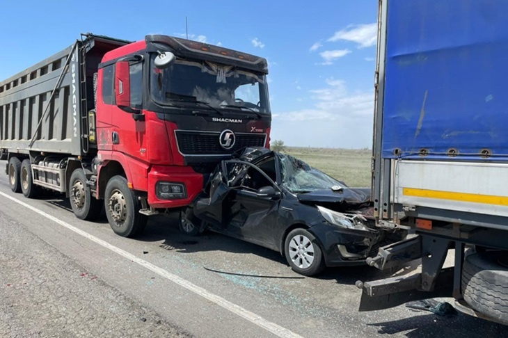 Под Волгоградом фуры сплющили иномарку: водитель в больнице