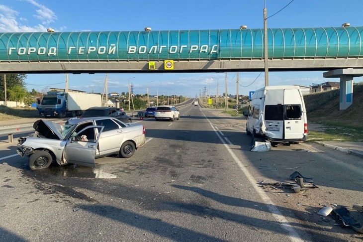 На въезде в Волгоград произошло ДТП с маршруткой: двое пострадали