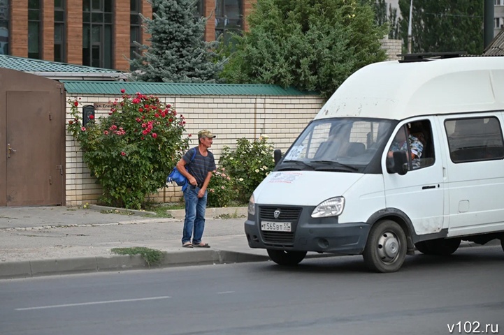 Во Фролово борьба маршрутчиков за пассажира едва не закончилась потасовкой