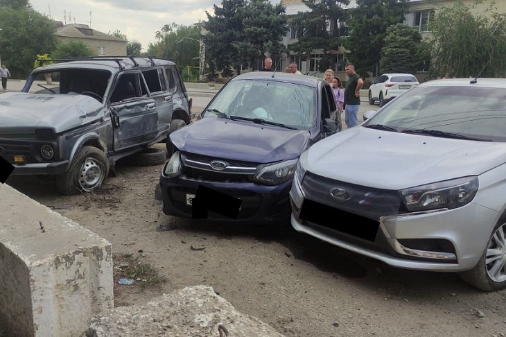 Под Волгоградом лихач на «Ниве» устроил массовое ДТП на парковке у администрации