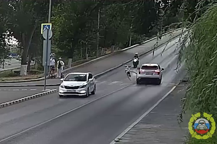 В Волгограде на Центральной набережной внедорожник наехал на подростка