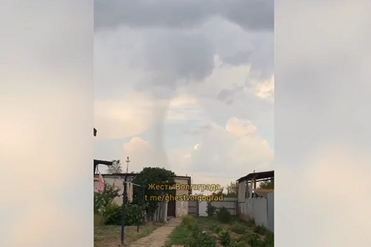 «Это что? Смерч?»: Пылевой столб сняли на видео в разгар непогоды под Волгоградом
