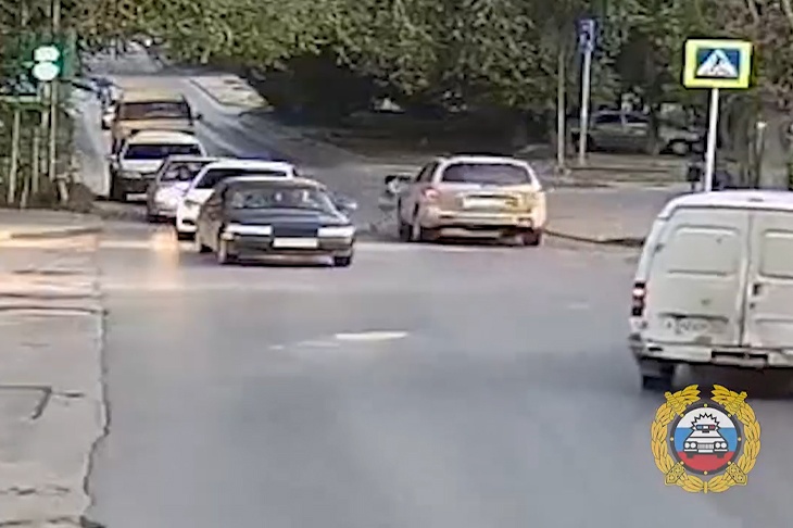На видео попал момент наезда автомобиля на маленькую девочку в Волгограде