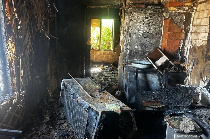 Под Волгоградом зарядка от телефона сожгла дом