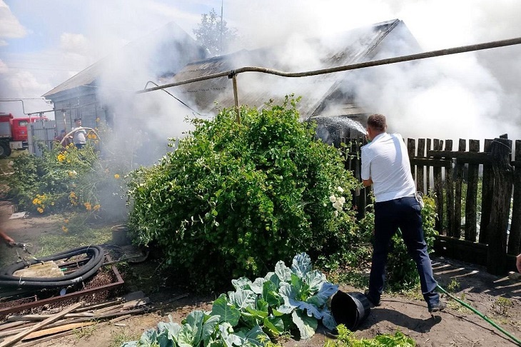 В Волгоградской области лейтенанты полиции спасли женщину из горящего дома