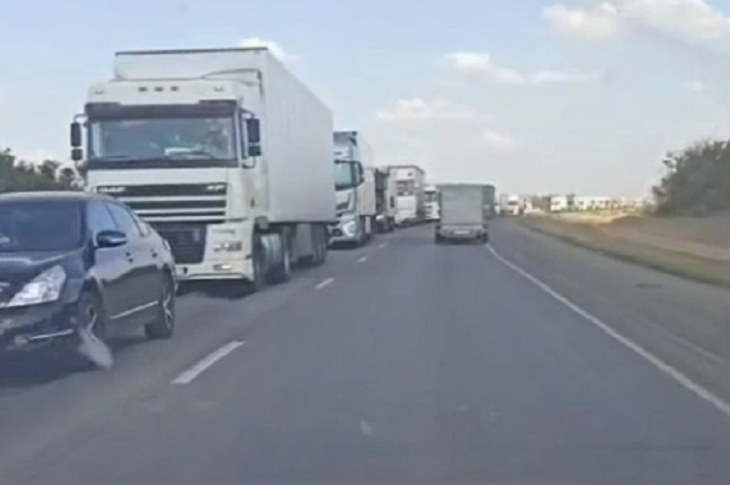 Под Волгоградом автомобили застряли в многокилометровых пробках
