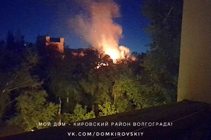 В Волгограде пожарные четыре часа тушили руины ДК им. Кирова