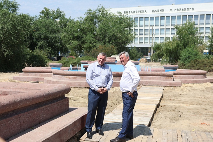 В Волгограде Андрей Бочаров проинспектировал обновление сквера имени В.Н. Симбирцева