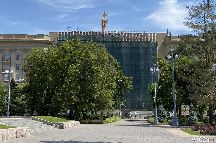 В Волгограде новое витражное остекление ЦУМа спрятали за лесами