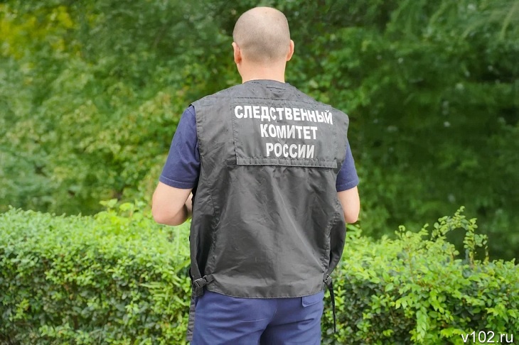 В поселке Эльтон женщину и ее внука убило током в летнем душе