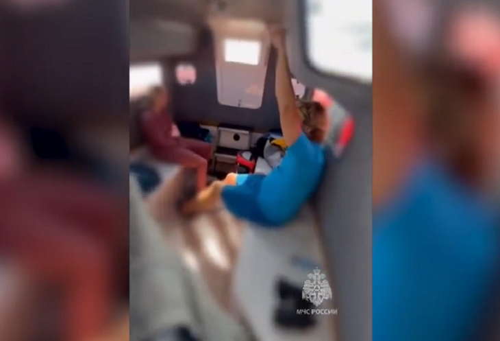 Троих еще ищут: МЧС опубликовало видео спасения волгоградцев в Белом море