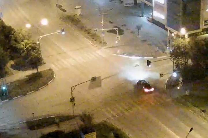 В Волжском засняли лихача, дрифтующего посреди пешеходных переходов