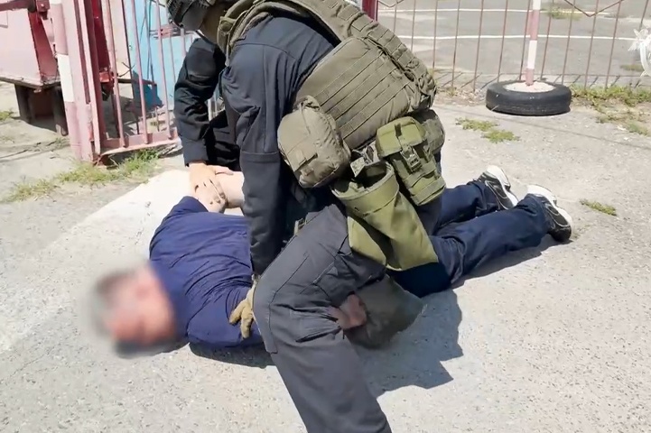 «Лицом в асфальт»: в Волгограде силовики задержали администратора Telegram-канала Серенко