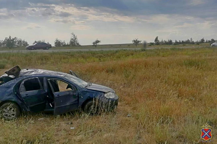 Под Волгоградом иномарка из-за чужого маневра слетела с трассы и перевернулась