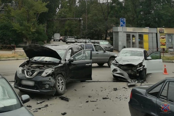В Волгограде 5-летняя девочка пострадала в столкновении иномарок на ул. К. Симонова