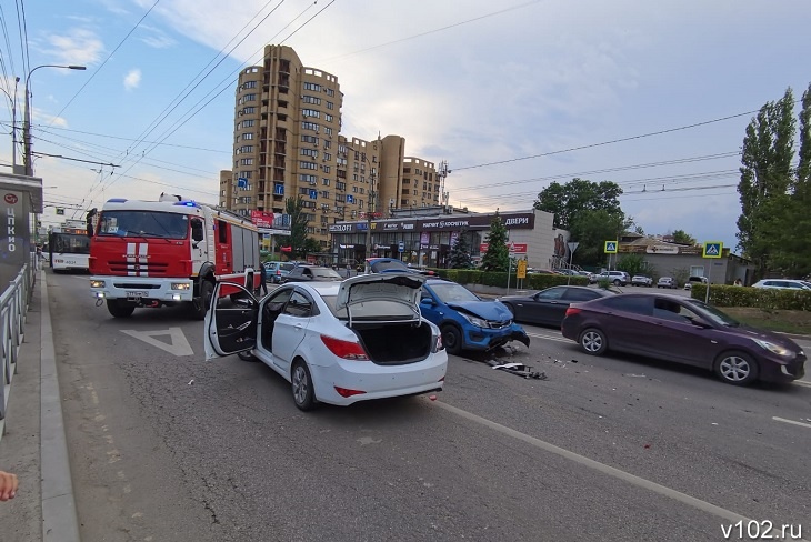 Камеры засняли ДТП в центре Волгограда на встречной полосе
