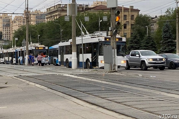 В Волгограде ДТП на ЦПКиО остановило троллейбусы