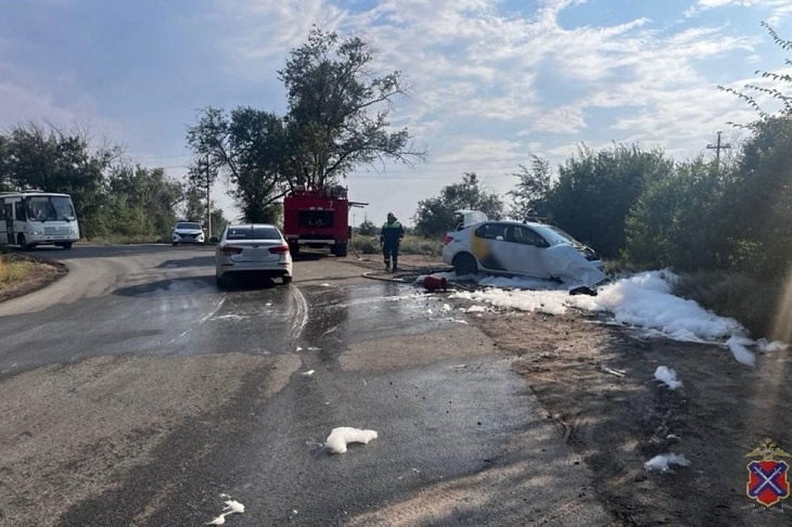 На юге Волгограда водитель и пассажир такси пострадали в ДТП с бензовозом