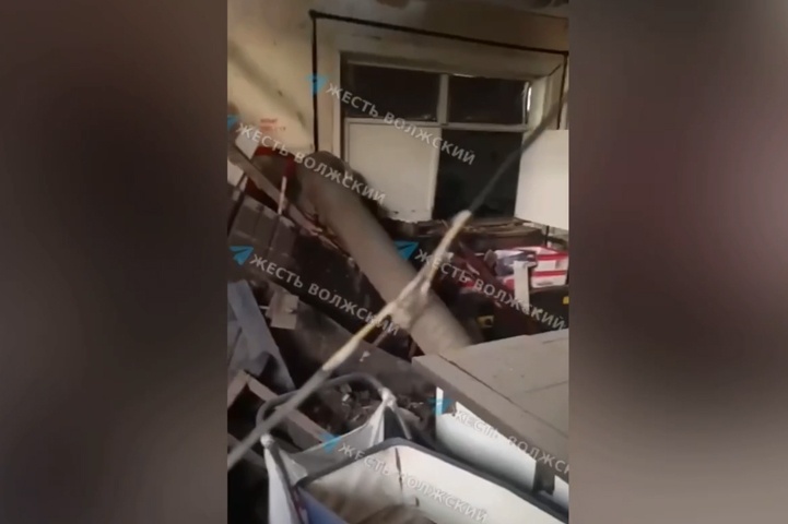 «Разбираем завалы»: в Волжском к сентябрю восстановят пострадавшую от урагана школу № 15